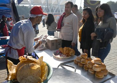 NEW DELHI, INDIA - 14 Aralık 2024: İnsanlar, Hindistan Ulusal Sokak Gıda Tedarikçileri Derneği (NASVI) tarafından düzenlenen 2024 Ulusal Sokak Gıda Festivali 'nde, sokak yiyecekleri pazarlamacılarının özel bir seçimine ev sahipliği yapıyor..