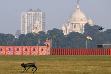 KOLKATA, INDIA - 14 Aralık 2024 'te Kolkata, Hindistan' da düzenlenen 53. Vijay Diwas anısına düzenlenen yıllık askeri dövme gösterisi sırasında İleri Robot Katır gösterisi. 