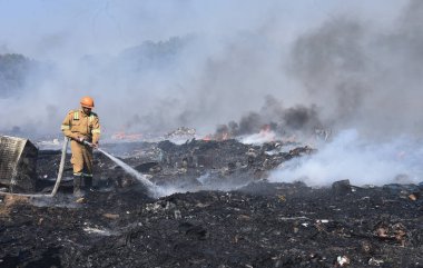 14 Aralık 2024 'te Hindistan' ın Ghaziabad kentinde, Indirapuram polis karakolunun altındaki Kanawani varoş bölgesinde büyük bir yangın patlak verdi. Bölgeden yükselen yoğun duman bulutları uzaktan görülebilir.. 