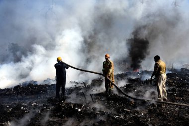 14 Aralık 2024 'te Hindistan' ın Ghaziabad kentinde, Indirapuram polis karakolunun altındaki Kanawani varoş bölgesinde büyük bir yangın patlak verdi. Bölgeden yükselen yoğun duman bulutları uzaktan görülebilir.. 