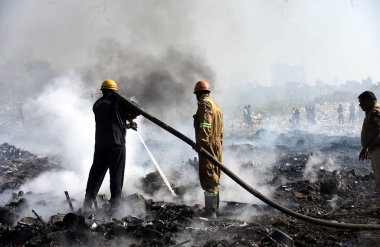 14 Aralık 2024 'te Hindistan' ın Ghaziabad kentinde, Indirapuram polis karakolunun altındaki Kanawani varoş bölgesinde büyük bir yangın patlak verdi. Bölgeden yükselen yoğun duman bulutları uzaktan görülebilir.. 