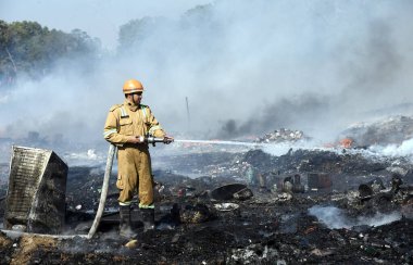 14 Aralık 2024 'te Hindistan' ın Ghaziabad kentinde, Indirapuram polis karakolunun altındaki Kanawani varoş bölgesinde büyük bir yangın patlak verdi. Bölgeden yükselen yoğun duman bulutları uzaktan görülebilir.. 