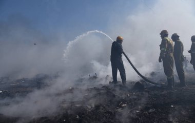 14 Aralık 2024 'te Hindistan' ın Ghaziabad kentinde, Indirapuram polis karakolunun altındaki Kanawani varoş bölgesinde büyük bir yangın patlak verdi. Bölgeden yükselen yoğun duman bulutları uzaktan görülebilir.. 