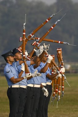 KOLKATA, INDIA - 14 ARALIK: Hindistan Hava Kuvvetleri personeli, 14 Aralık 2024 tarihinde Kolkata, Hindistan 'da düzenlenen 53. Vijay Diwas Anma Töreni' nin yıllık askeri dövme performansı sırasında yeteneğini gösterdi. 