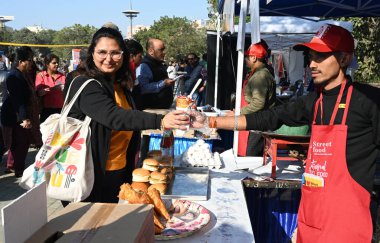 NEW DELHI, INDIA - 14 Aralık 2024: İnsanlar, Hindistan Ulusal Sokak Gıda Tedarikçileri Derneği (NASVI) tarafından düzenlenen 2024 Ulusal Sokak Gıda Festivali 'nde, sokak yiyecekleri pazarlamacılarının özel bir seçimine ev sahipliği yapıyor..