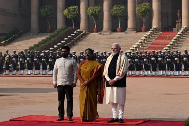 NEW DELHI, INDIA - 16 ARALIK: Hindistan Cumhurbaşkanı Droupadi Murmu, Başbakan Narendra Modi ve Sri Lanka Başkanı Anura Kumara Dissanayake, 16 Aralık 2024 tarihinde Cumhurbaşkanlığı Sarayı Rashtrapati Bhawan 'da düzenlenen törende 