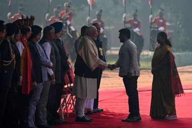 NEW DELHI, INDIA - 16 ARALIK: Hindistan Cumhurbaşkanı Droupadi Murmu, Başbakan Narendra Modi ve Sri Lanka Başkanı Anura Kumara Dissanayake, 16 Aralık 2024 tarihinde Cumhurbaşkanlığı Sarayı Rashtrapati Bhawan 'da düzenlenen törende 