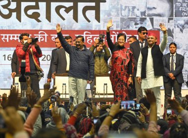 NEW DELHI, INDIA - 16 ARALIK: AAP Ulusal Kongre Başkanı Arvind Kejriwal ve Samajwadi Partisi Başkanı Akhilesh Yadav ile birlikte AAP tarafından kadınların güvenliğini sağlamak amacıyla düzenlenen 'Mahila Adalat' (Kadınlar Mahkemesi) sırasında Delhi Genel Sekreteri Atishi