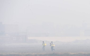 GHAZIABAD INDIA 17 Aralık 2024 Dasna bölgesinde soğuk kış sabahı El Kaide 'nin 17 Aralık 2024' te Hindistan Gaziabad 'da çok düşük kaliteye gerilemesiyle yoğun sis hakim oldu. Fotoğraf: Sakib Ali Hindustan Times