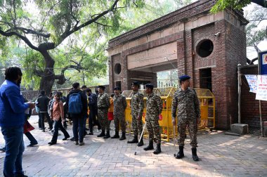 NEW DELHI INDIA 17 Aralık 2024 Delhi Üniversitesi Sanat Fakültesi öğrencilerinin 17 Aralık 2024 'te Yeni Delhi Hindistan Üniversitesi' nde yapılan sınavların ertelenmesini protesto etmesinin ardından 2 Aralık 'ta yapılması planlanan hukuk sınavlarını erteledi.