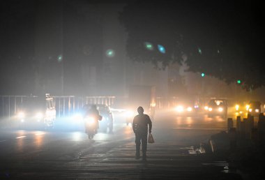 NEW DELHI INDIA 17 ARALIK 2024 Sabahın erken saatlerinde Patel Nagar 'da yoğun bir sis tabakası görüldü. 17 Aralık 2024' te Yeni Delhi 'de Delhi NCR şiddetli sise tanık oldu ve hava kalitesi sabah itibariyle görüş mesafesi oldukça düştü.