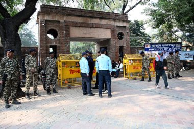 NEW DELHI INDIA 17 Aralık 2024 Delhi Üniversitesi Sanat Fakültesi öğrencilerinin 17 Aralık 2024 'te Yeni Delhi Hindistan Üniversitesi' nde yapılan sınavların ertelenmesini protesto etmesinin ardından 2 Aralık 'ta yapılması planlanan hukuk sınavlarını erteledi.