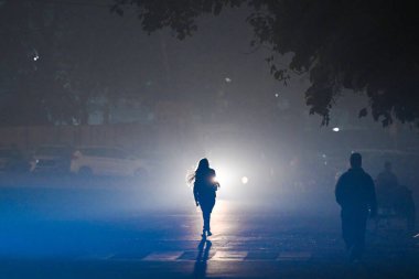 NEW DELHI INDIA 17 ARALIK 2024 Sabahın erken saatlerinde Patel Nagar 'da yoğun bir sis tabakası görüldü. 17 Aralık 2024' te Yeni Delhi 'de Delhi NCR şiddetli sise tanık oldu ve hava kalitesi sabah itibariyle görüş mesafesi oldukça düştü.