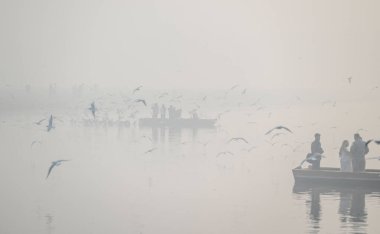 NEW DELHI INDIA 17 Aralık 2024 Sabahın erken saatlerinde Yamuna Çarşısı 'nda yoğun bir sis tabakası görüldü. 17 Aralık 2024' te Yeni Delhi Hindistan 'da. Delhi NCR şiddetli sise ve hava kalitesi sabah saatlerinde belirgin bir şekilde düşüşüne tanık oldu.