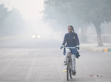 17 Aralık 2024 'te Noida Hindistan Okulu' nda 25 Aralık 2024 tarihinde yoğun sis altında okula giden 17 Aralık 2024 'te Gautam Budh Nagar' daki okul saatleri Sunil Ghosh H 'un artan soğuk fotoğraf çekimi nedeniyle değişti.