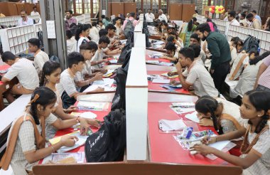 MUMBAI INDIA 17 Aralık 2024 Öğrenciler Mumbai Mektup Festivali 2024 GPO CST Hint Posta Departmanı tarafından 17 Aralık 2024 'te Hindistan' da düzenlenen el yazısı mektubuna katıldılar.