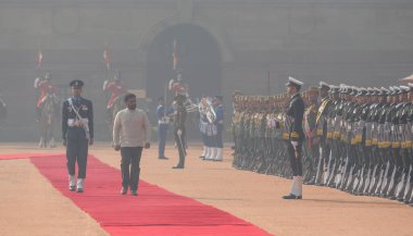 NEW DELHI INDIA 16 Aralık 2024 Anura Kumara Disanayaka Sri Lanka Demokratik Sosyalist Cumhuriyeti Başkanı Rashtrapati Bhavan 'da 16 Aralık 2024 tarihinde düzenlenen tören sırasında Şeref Muhafızlarını teftiş eder.