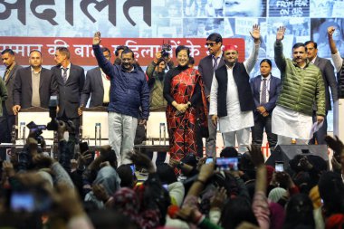 NEW DELHI INDIA 16 Aralık 2024 AAP toplayıcısı Arvind Kejriwal Delhi Genel Başkanı Atishi ve Samajwadi Partisi lideri Akhilesh Yadav, 16 Aralık 2024 tarihinde Yeni Delhi Hindistan 'daki Thyagraj Stadyumu' nda düzenlenen Mahila Adalat sırasında, Kejriwal 'ın