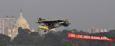 KOLKATA INDIA 16 ARALIK 2024 Ordu Savaş Helikopterleri tarafından her yıl düzenlenen Vijay Diwas 'da yapılan Askeri Tatbikatta Hindistan kuvvetlerinin Pakistan' a karşı 1971 Savaşı 'nda kazandığı zafer anısına Bangladeş' in R 'de kurulmasını kutluyordu.
