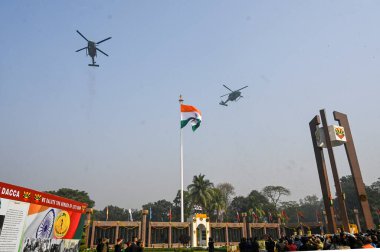 KOLKATA INDIA 16 ARALIK 2024 Çelenk döşeme töreni 53. Vijay Diwas 'ın 1971 savaşı sırasında Pakistan' a karşı kazandığı zafer anısına Vijay smarak Kalesi William 'da Bangladeş' in kurulmasıyla sonuçlandı. 