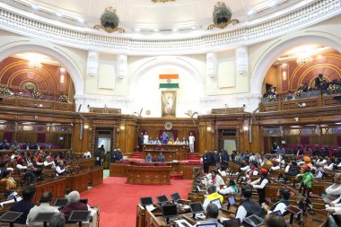LUCKnow INDIA 16 ARALIK 2024 Vidhan Sabha Sözcüsü Satish Mahana, UP Meclis 'te kış toplantısının ilk gününde bir konuşma yaptı.