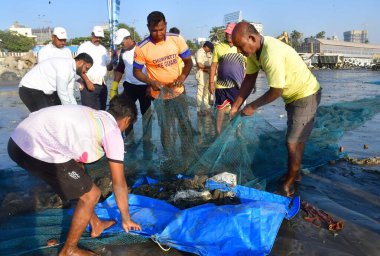 MUMBAI INDIA 16 ARALIK 2024 Balıkçılık Departmanı Mangrove Vakfı ve Okyanus Plastik Temizlik Kampanyası sırasında Girgaon Chowpatty yakınlarında 16 Aralık 2024 tarihinde Mumbai Indi