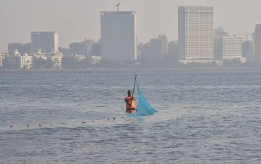 MUMBAI INDIA 16 ARALIK 2024 Balıkçılık Departmanı Mangrove Vakfı ve Okyanus Plastik Temizlik Kampanyası sırasında Girgaon Chowpatty yakınlarında 16 Aralık 2024 tarihinde Mumbai Indi