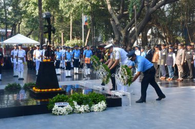 MUMBAI INDIA 16 ARALIK 2024 Şabat Smarak 'ta, Vijay Diwas Hindistan' ın Afganistan Kilisesi yakınlarındaki Colaba Askeri İstasyonu 'ndaki 1971 Hint Pak savaşında kazandığı muhteşem zaferin 53' üncü yıldönümü münasebetiyle 16 Aralık 2024 tarihinde, 