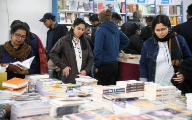 PATNA INDIA 16 Aralık 2024 Patna Kitap Aşıkları 6-17 Aralık tarihleri arasında Gandhi Meydan 'daki bir tezgahta kitap arayan Santosh Kumar Hindustan Times tarafından çekilmiştir. 