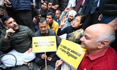 NEW DELHI INDIA 18 ARALIK 2024 Aam Aadmi Parti Ulusal Kongresi Başkanı Arvind Kejriwal ve Delhi genel başkanı Manish Sidsodia ve Rajya Sabha Milletvekili Sanjay Singh ve diğerleri İçişleri Bakanı Amit Şah 'a karşı eylemi protesto ettiler