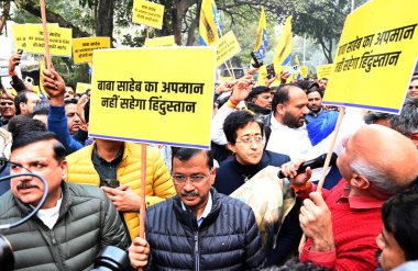 NEW DELHI INDIA 18 ARALIK 2024 Aam Aadmi Parti Ulusal Kongresi Başkanı Arvind Kejriwal ve Delhi genel başkanı Manish Sidsodia ve Rajya Sabha Milletvekili Sanjay Singh ve diğerleri İçişleri Bakanı Amit Şah 'a karşı eylemi protesto ettiler