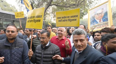 NEW DELHI INDIA 18 ARALIK 2024 Aam Aadmi Parti Ulusal Kongresi Başkanı Arvind Kejriwal ve Delhi genel başkanı Manish Sidsodia ve Rajya Sabha Milletvekili Sanjay Singh ve diğerleri İçişleri Bakanı Amit Şah 'a karşı eylemi protesto ettiler