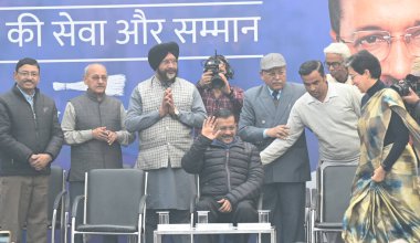 NEW DELHI INDIA 18 Aralık 2024 Delhi Genel Sekreteri Atishi ve AAP Ulusal Kongre Üyesi Arvind Kejriwal, yeni Heath Scheme Sanjivni Yojna 'yı 18 Aralık 2024 tarihinde Yeni Delhi Hindistan' da duyurdular.