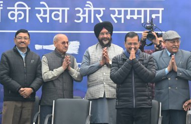 NEW DELHI INDIA 18 Aralık 2024 Delhi Genel Sekreteri Atishi ve AAP Ulusal Kongre Üyesi Arvind Kejriwal, yeni Heath Scheme Sanjivni Yojna 'yı 18 Aralık 2024 tarihinde Yeni Delhi Hindistan' da duyurdular.