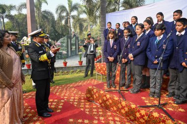 NOIDA INDIA 18 ARALIK 2024 Koramiral Krishna Swaminathan AVSM Deniz Kuvvetleri Genel Müdür Yardımcısı Shaheed Smarak Sektörü 29 'daki Vijay Diwas kutlamaları sırasında 18 Aralık 2024' te Noida Hindistan 'da Sunil Ghosh Hindust tarafından çekilmiştir.