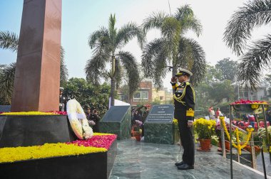 NOIDA INDIA 18 ARALIK 2024 Koramiral Krishna Swaminathan AVSM Deniz Kuvvetleri Genel Müdür Yardımcısı Shaheed Smarak Sektörü 29 'daki Vijay Diwas kutlamaları sırasında 18 Aralık 2024' te Noida Hindistan 'da Sunil Ghosh Hindust tarafından çekilmiştir.