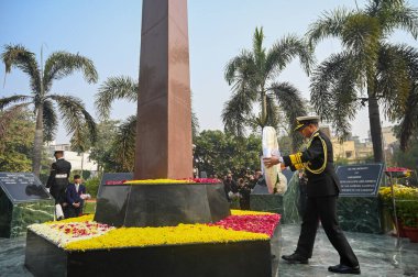 NOIDA INDIA 18 ARALIK 2024 Koramiral Krishna Swaminathan AVSM Deniz Kuvvetleri Genel Müdür Yardımcısı Shaheed Smarak Sektörü 29 'daki Vijay Diwas kutlamaları sırasında 18 Aralık 2024' te Noida Hindistan 'da Sunil Ghosh Hindust tarafından çekilmiştir.