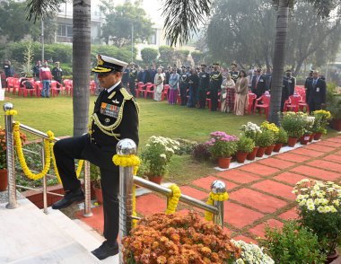 NOIDA INDIA 18 ARALIK 2024 Koramiral Krishna Swaminathan AVSM Deniz Kuvvetleri Genel Müdür Yardımcısı Shaheed Smarak Sektörü 29 'daki Vijay Diwas kutlamaları sırasında 18 Aralık 2024' te Noida Hindistan 'da Sunil Ghosh Hindust tarafından çekilmiştir.