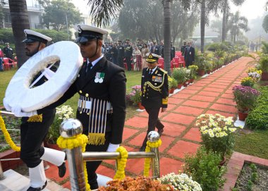 NOIDA INDIA 18 ARALIK 2024 Koramiral Krishna Swaminathan AVSM Deniz Kuvvetleri Genel Müdür Yardımcısı Shaheed Smarak Sektörü 29 'daki Vijay Diwas kutlamaları sırasında 18 Aralık 2024' te Noida Hindistan 'da Sunil Ghosh Hindust tarafından çekilmiştir.