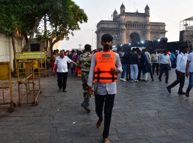 MUMBAI INDIA 18 ARALIK 2024 Hindistan 'da 18 Aralık 2024' te Fil yakınlarında feribot devrildikten sonra Hindistan 'a getirilen yolcuların kurtarılması sırasında Hindistan' da 13 kişi hayatını kaybetti.