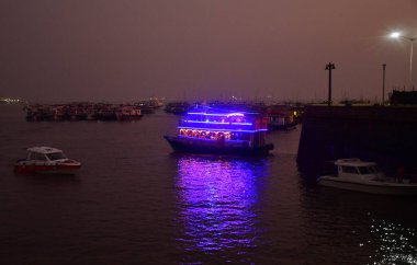 MUMBAI INDIA 18 Aralık 2024 Yolcu feribotu 18 Aralık 2024 'te Hindistan' ın Gateway şehrinde Hindistan 'da Hindistan donanmasının sürat teknesinin kontrolünü kaybetmesi ve Fil Is' den gelen yolcuları taşıyan yolcu teknesine çarpması sonucu 13 kişi hayatını kaybetti.