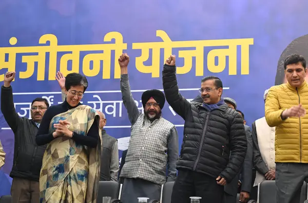 NEW DELHI INDIA 18 ARALIK 2024 Delhi CM Atishi ve AAP toplayıcısı Arvind Kejriwal 18 Aralık 2024 'te Yeni Delhi' de yapılan duyuruda, Kejriwal 60 yaş üstü yaşlıların ücretsiz tedavi göreceklerini duyurdu.