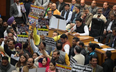 YENİ DELHI INDIA 19 ARALIK 2024 BJP Konsey Üyeleri MCD Belediye Başkanı Mahesh Kumar 'ın 19 Aralık 2024' te MCD Merkez Şehir Merkezi 'nde MCD Belediye Başkanı Mahesh Kumar' ın oturumunda Yeni Delhi 'deki Yeni Hindistan Fotoğraf: Raj K Raj H