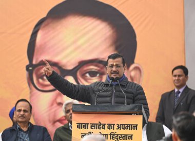 NEW DELHI INDIA 19 Aralık 2024 Arvind Kejriwal Aam Admi Partisi Ulusal Konvansiyonu, 19 Aralık 2024 'te Sanchit Khanna Hindustan Tim' in Yeni Delhi 'deki Marg' daki Valmiki Tapınağı 'na saygılarını sunmak için geldiği sırada destekçilerine sesleniyor.