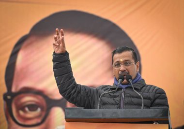 NEW DELHI INDIA 19 Aralık 2024 Arvind Kejriwal Aam Admi Partisi Ulusal Konvansiyonu, 19 Aralık 2024 'te Sanchit Khanna Hindustan Tim' in Yeni Delhi 'deki Marg' daki Valmiki Tapınağı 'na saygılarını sunmak için geldiği sırada destekçilerine sesleniyor.