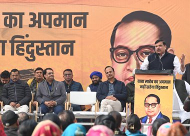 YENİ DELHI INDIA 19 ARALIK 2024 Rajya Sabha Milletvekili Sanjay Singh, Bharat Rat hakkında Sendika İçişleri Bakanı Amit Şah 'ın yaptığı saygısız açıklamaya karşı yapılan basın toplantısında AAP Ulusal Konvansiyonu Arvind Kejriwal' ın ön setleri hakkında halka seslendi