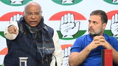 NEW DELHI INDIA 19 Aralık 2024 Rajya 'daki Muhalefet lideri Sabha Mallikarjun Kharge ve muhalefetteki Lok Sabha Rahul ve diğer parti milletvekilleri 19 Aralık 2024 tarihinde Yeni Delhi' deki AICC Karargahında basın toplantısı düzenlediler. 