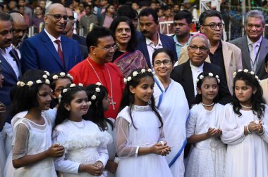 KOLKATA INDIA 19 Aralık 2024 Batı Bengal Genel Sekreteri Mamata Banerjee, 19 Aralık 2024 tarihinde Kolkata Park Caddesi 'nde düzenlenen Kolkata Noel Festivali' nin açılış töreninde melek gibi giyinmiş çocuklarla etkileşim halindedir.