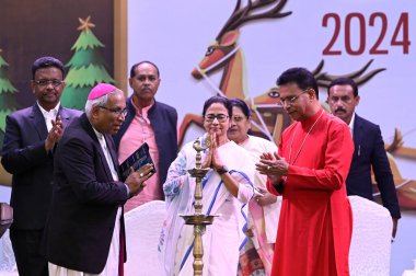 KOLKATA INDIA 19 Aralık 2024 Batı Bengal Genel Sekreteri Mamata Banerjee, Revd Paritosh Canning R Bakanı Firhad Hakim L 'in de bulunduğu Kolkata Noel Festivali' nin açılışını 19 Aralık 2024 tarihinde Kalküta Hindistan 'da gerçekleştirdi.