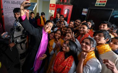 NEW DELHI INDIA 21 Aralık 2024 Delhi Genel Bakanı Atishi, 21 Aralık 2024 tarihinde Chanakyapuri 'deki Shankar Çocuk CBT Merkezi' nde düzenlenen Lehar 2024 Sanat Sergisi sırasında okul öğrencileriyle etkileşime girdi.